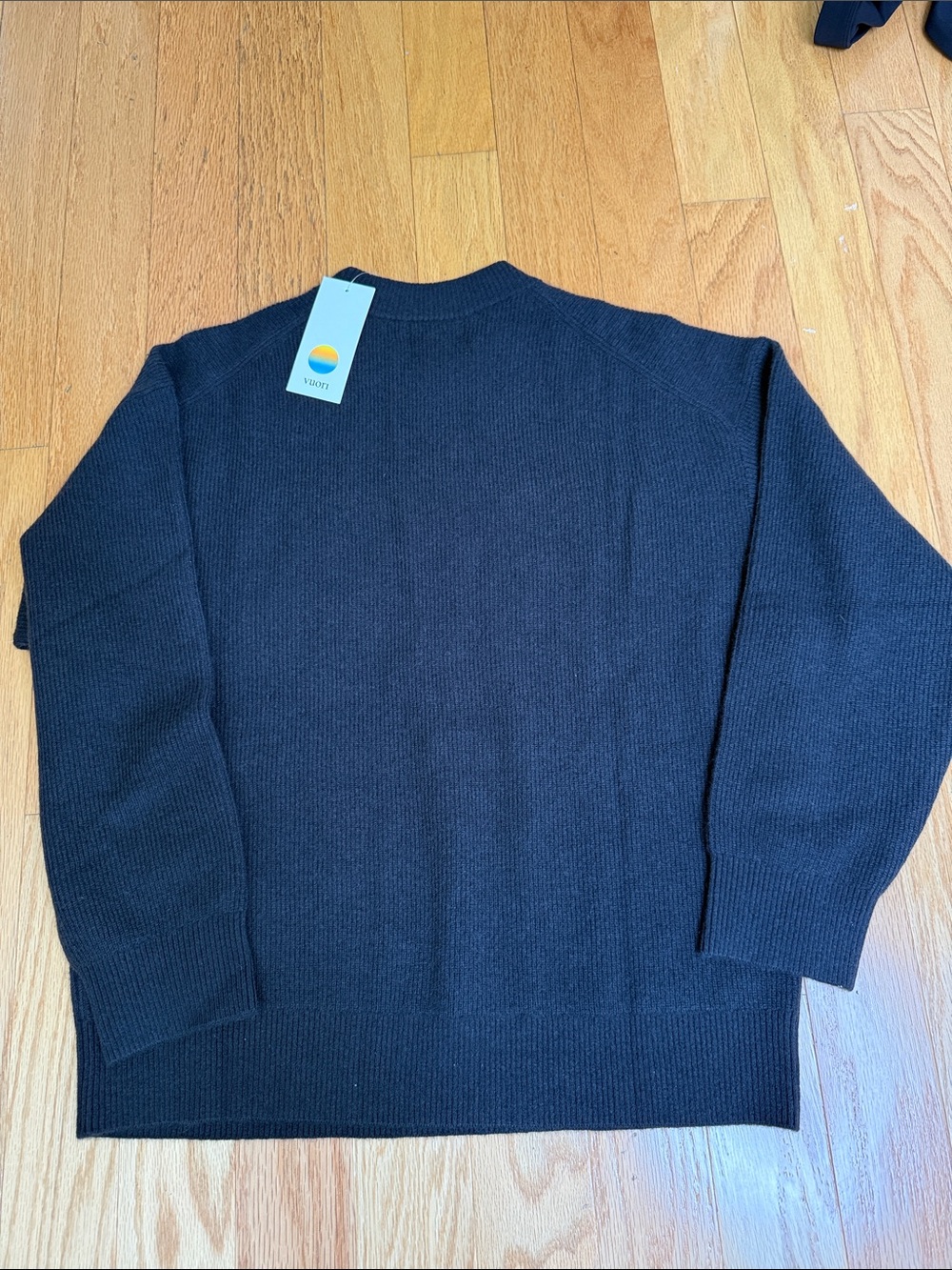 NWT Vuori Émilie Cashmere Oversized Rib Crew, Vintage Black, size S - Picture 4 of 6